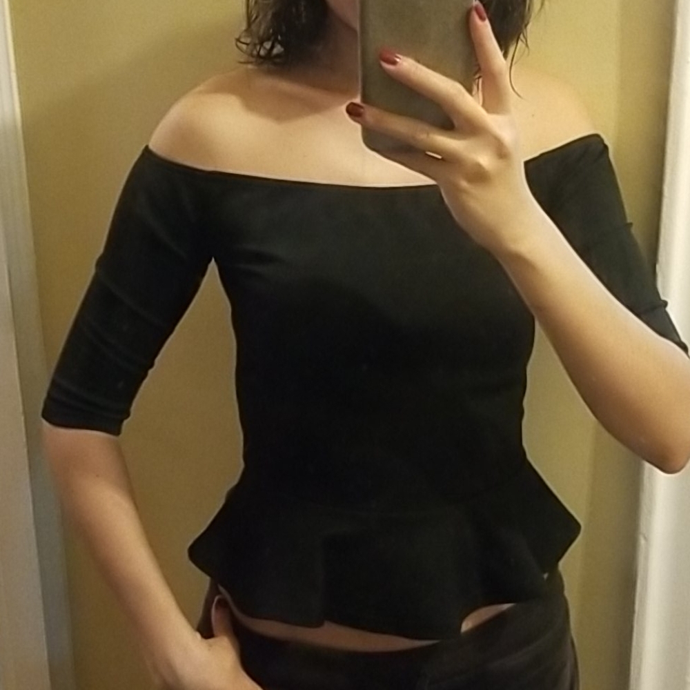 2/$15 Black off the shoulder peplum top